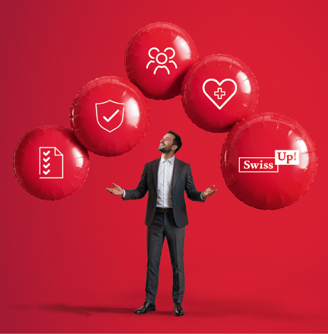 Eine Person in einem Anzug steht vor einem roten Hintergrund und blickt nach oben auf f nf rote Luftballons mit Symbolen f r Checkliste, Schutzschild, Netzwerk, Herz mit Kreuz und dem Schriftzug Swiss Up. Beschreibung von KI generiert