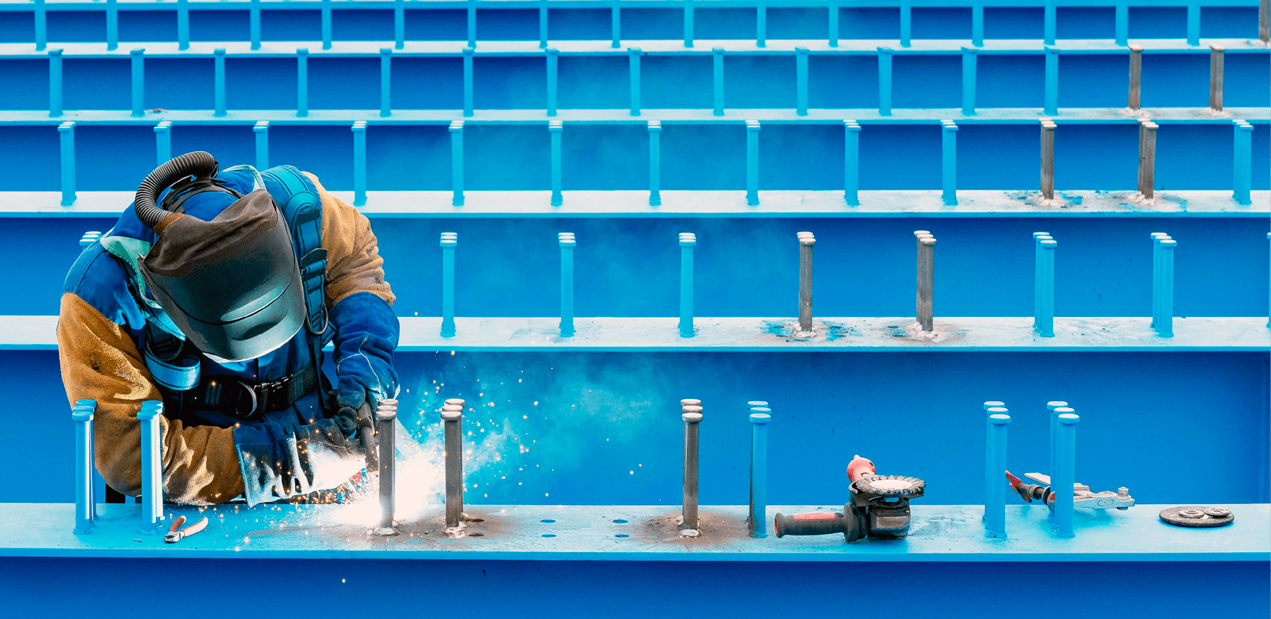17.12.25, Koblenz: Symbolfoto, Illustrationsbild, Symbolbild, Illustrationsfoto, Alltagsszene Ein Arbeiter f hrt Schwei arbeiten an einer gro en Stahlkonstruktion aus. Mit Schutzkleidung und Schwei ger t arbeitet er an metallischen Bauteilen in einer Industriehalle. Das Bild steht symbolisch f r den Fachkr ftemangel im Handwerk und in der Industrie sowie f r den steigenden Bedarf an qualifizierten Arbeitskr ften im produzierenden Gewerbe.